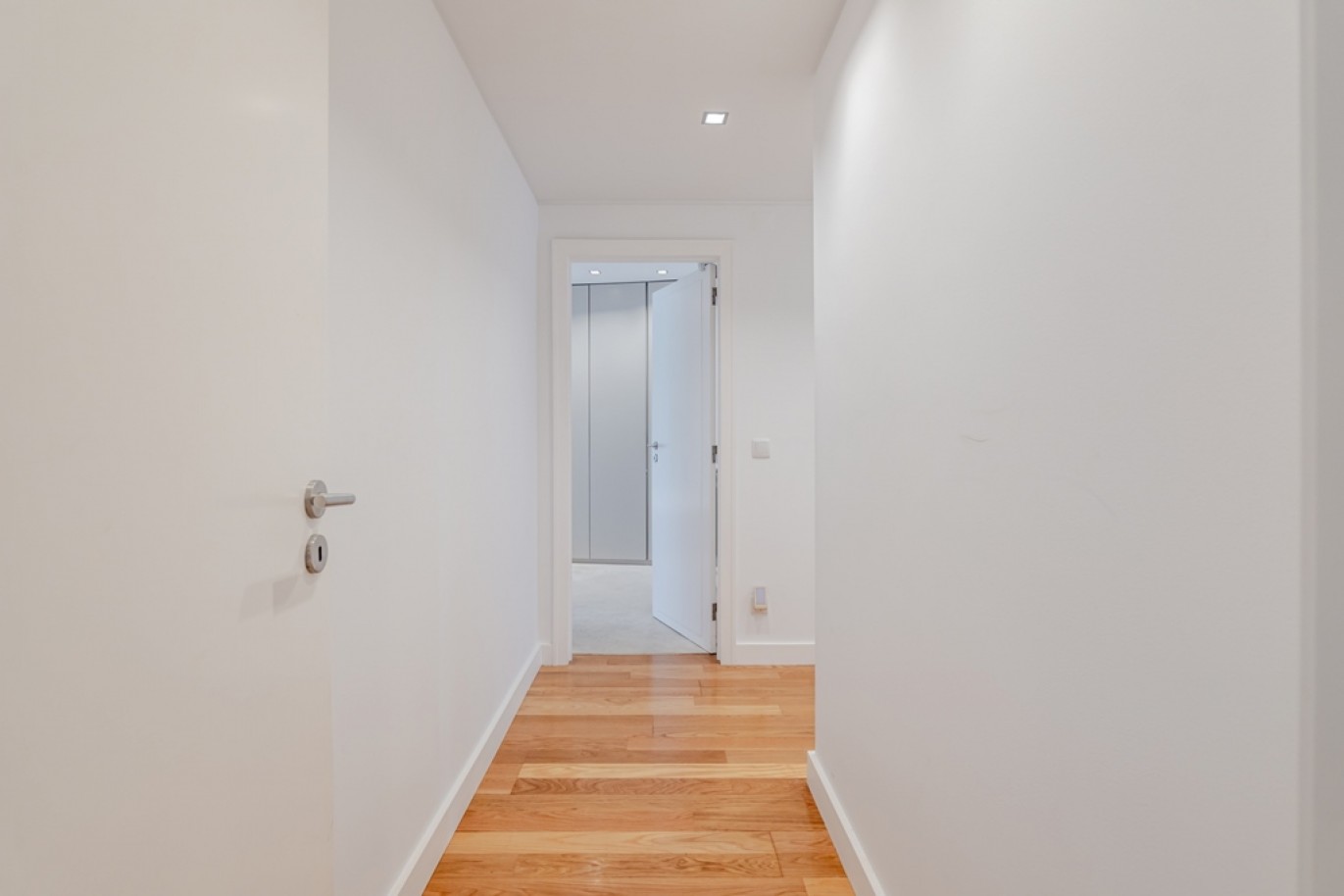 Piso de 4 dormitorios con balcones en venta en Porto, Portugal_362975