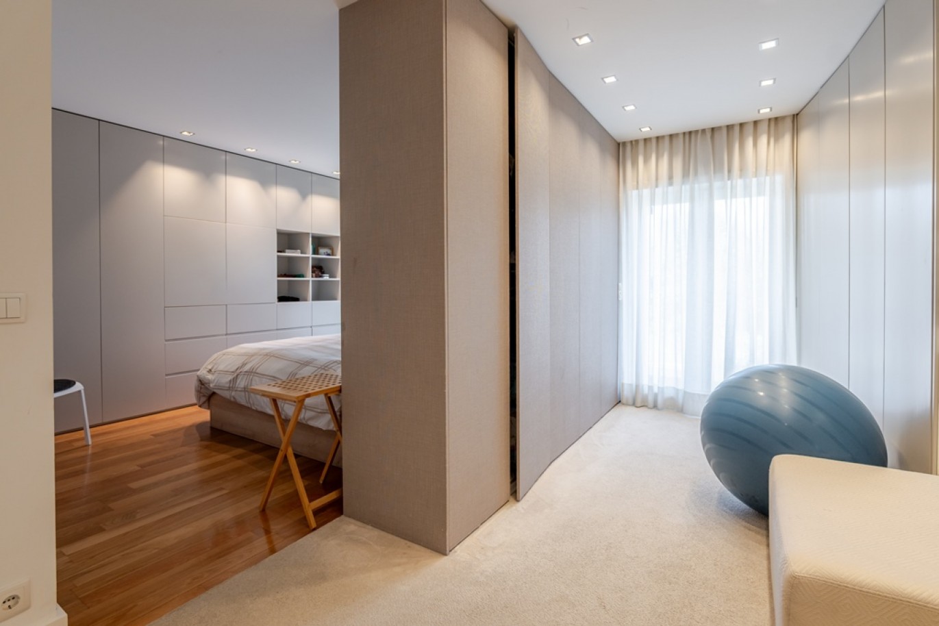 Piso de 4 dormitorios con balcones en venta en Porto, Portugal_362976