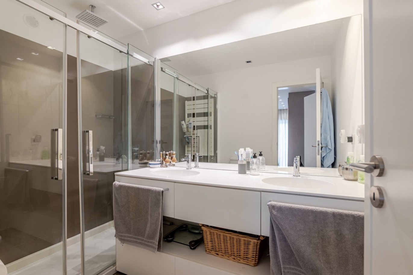 Piso de 4 dormitorios con balcones en venta en Porto, Portugal_362981