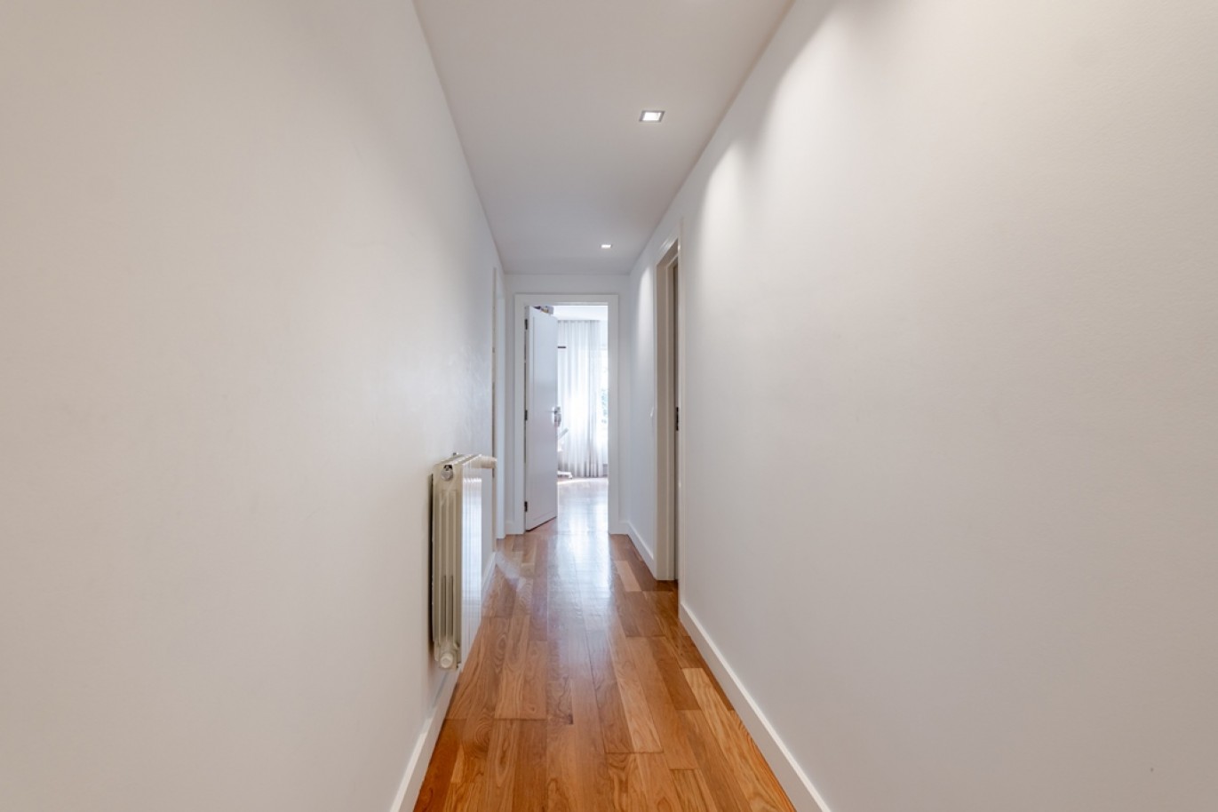 Piso de 4 dormitorios con balcones en venta en Porto, Portugal_362982