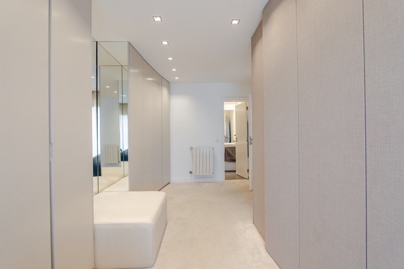 Piso de 4 dormitorios con balcones en venta en Porto, Portugal_362983