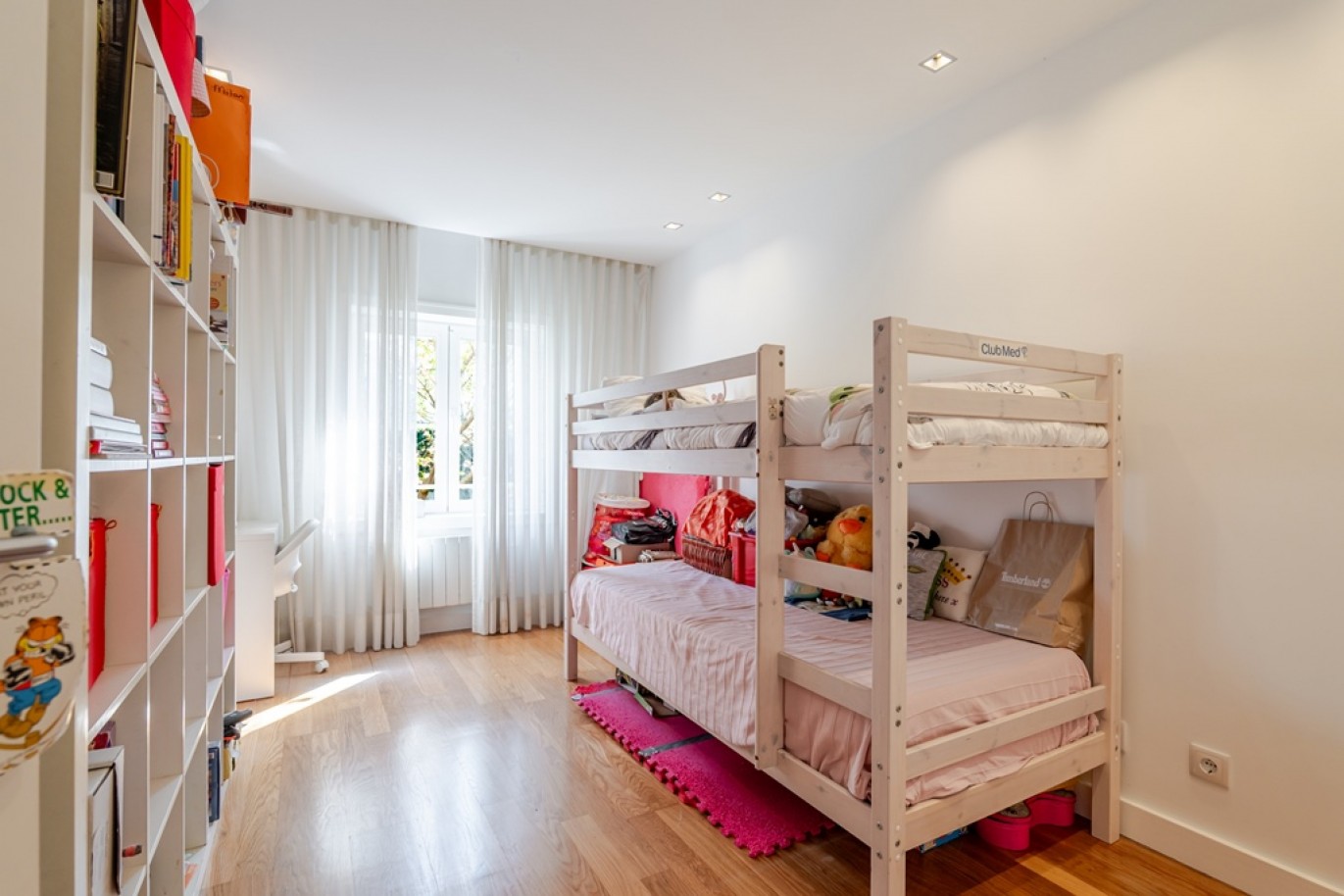 Piso de 4 dormitorios con balcones en venta en Porto, Portugal_362984