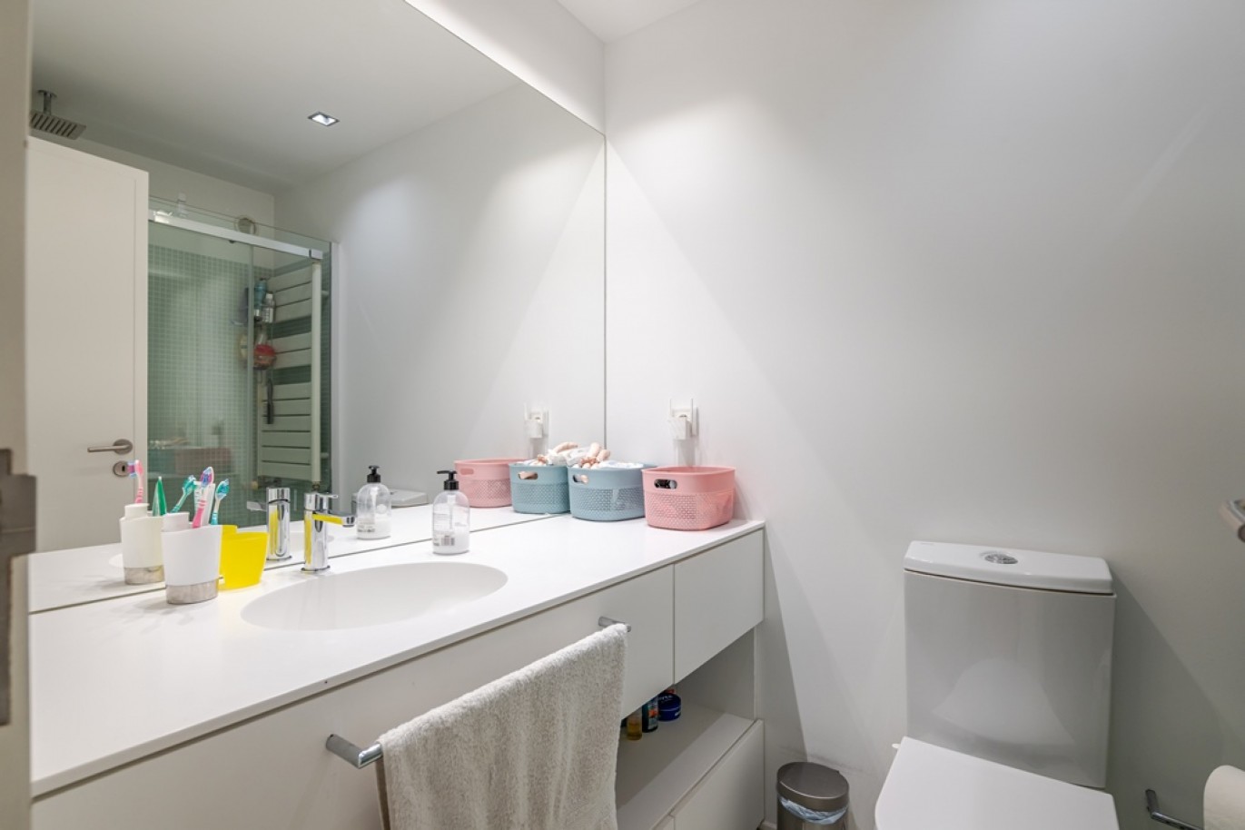 Piso de 4 dormitorios con balcones en venta en Porto, Portugal_362985