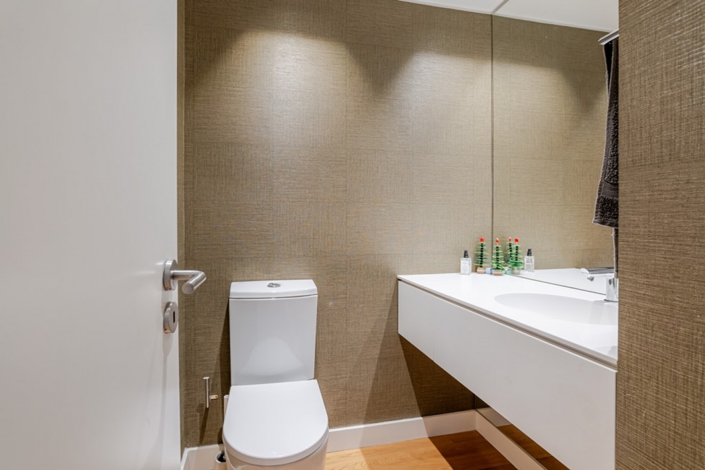 Piso de 4 dormitorios con balcones en venta en Porto, Portugal_362992