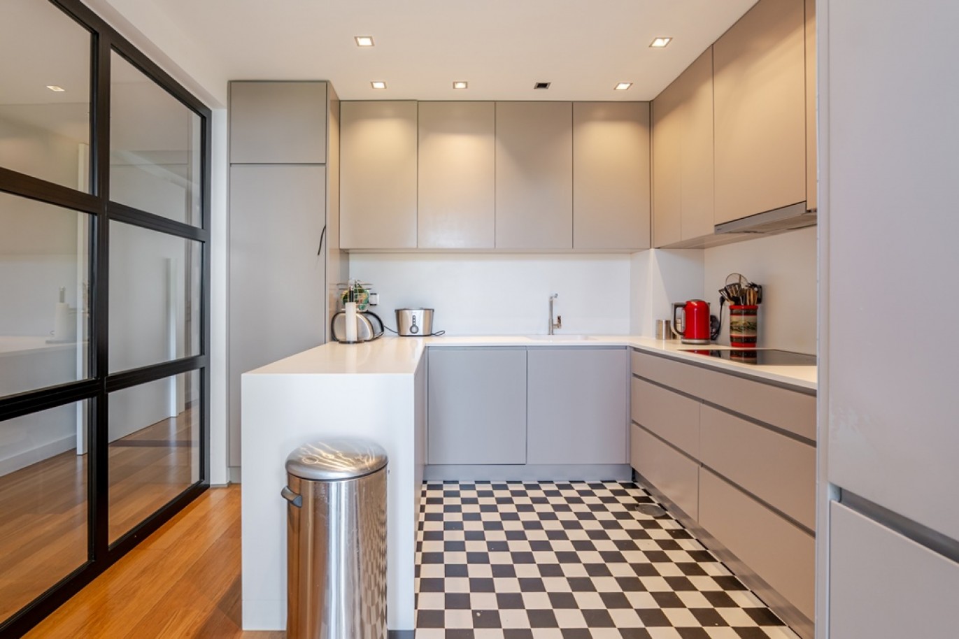 Piso de 4 dormitorios con balcones en venta en Porto, Portugal_362994