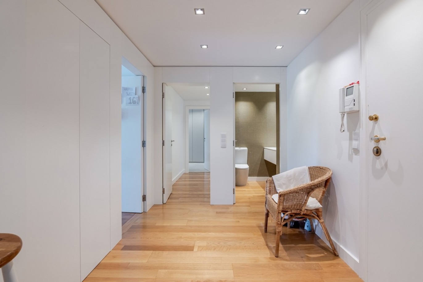 Piso de 4 dormitorios con balcones en venta en Porto, Portugal_362996