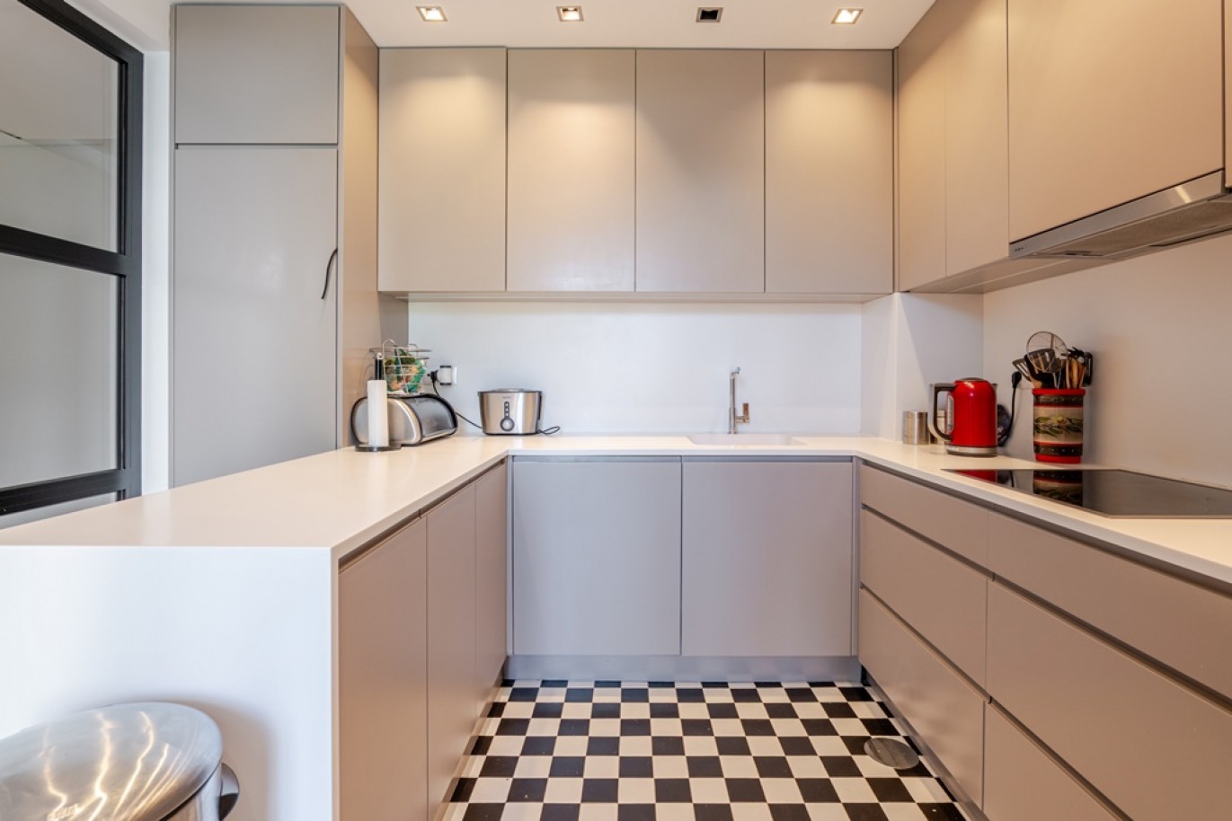 Piso de 4 dormitorios con balcones en venta en Porto, Portugal_362997