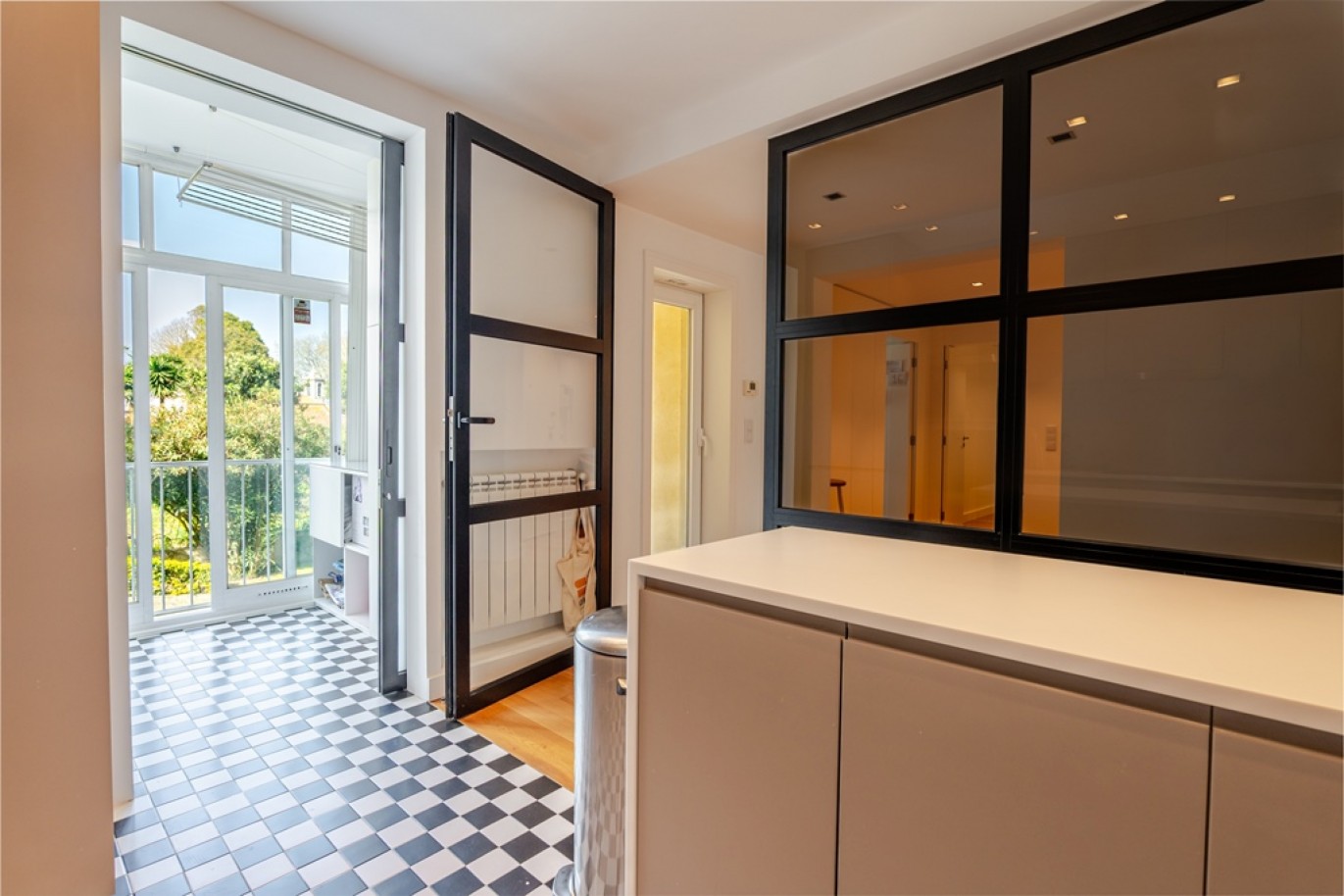 Piso de 4 dormitorios con balcones en venta en Porto, Portugal_362998