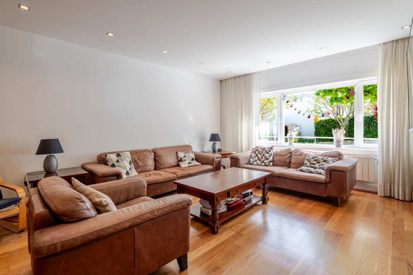 Piso de 4 dormitorios con balcones en venta en Porto, Portugal_363001