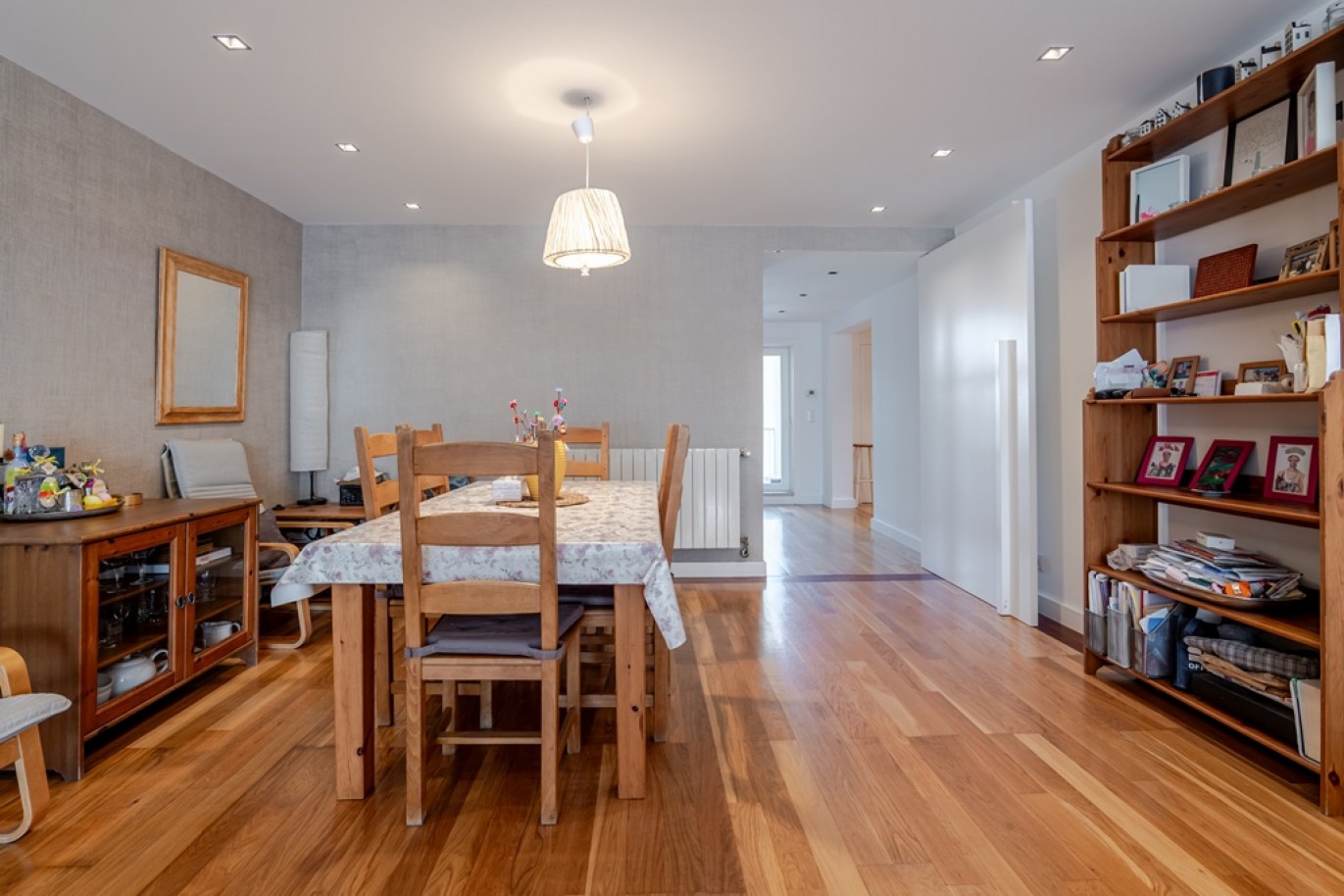 Piso de 4 dormitorios con balcones en venta en Porto, Portugal_363004