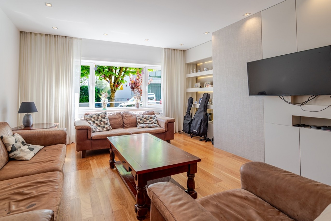 Piso de 4 dormitorios con balcones en venta en Porto, Portugal_363005