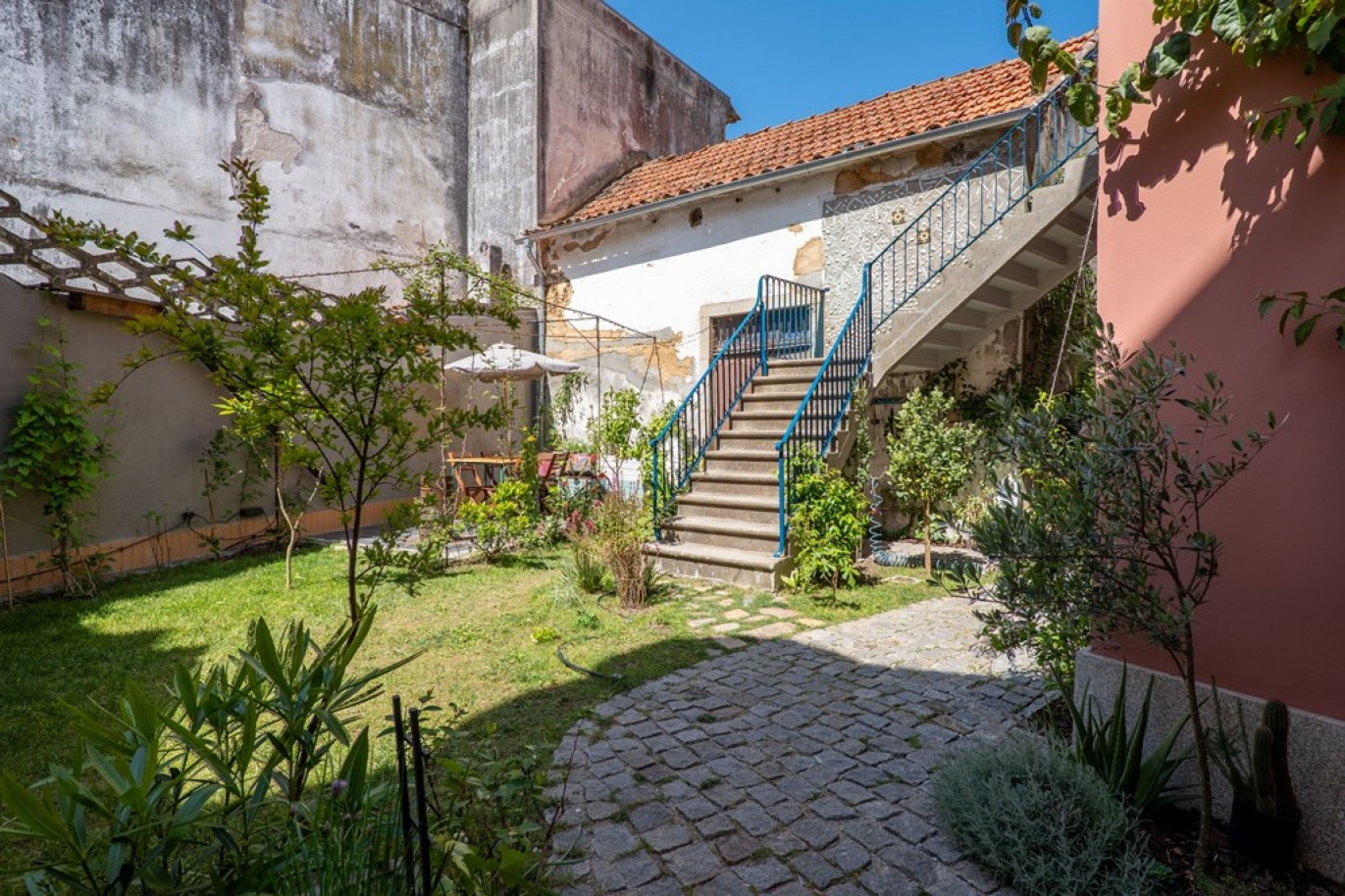 Moradia recuperada com jardim e loja no centro de Ovar, Portugal_364991