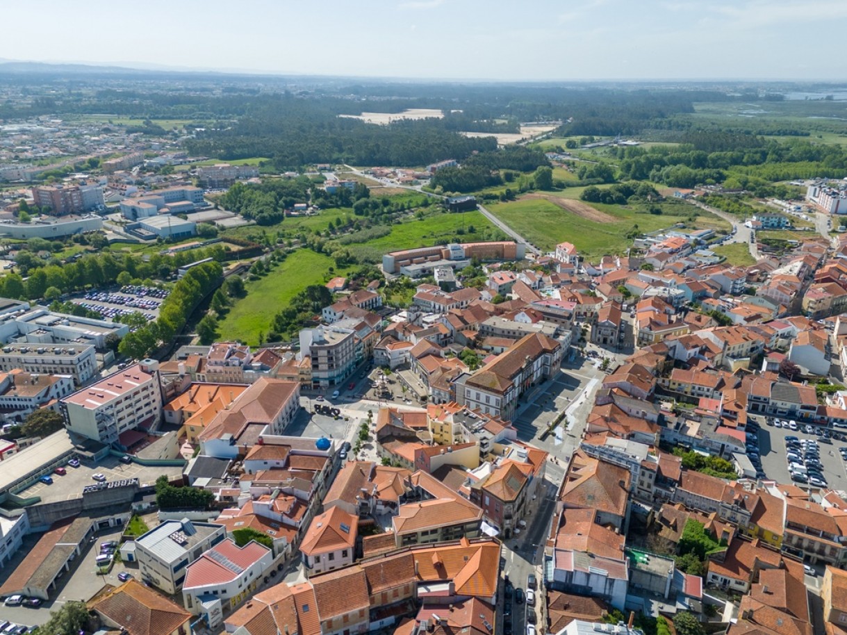 Moradia recuperada com jardim e loja no centro de Ovar, Portugal_365008