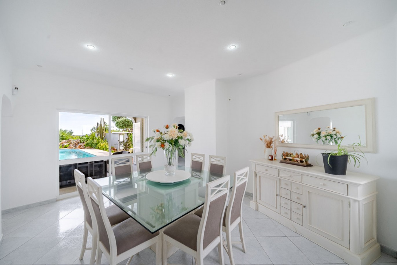 Villa de 5 dormitorios con piscina en venta en Guia, Algarve, Portugal_365263