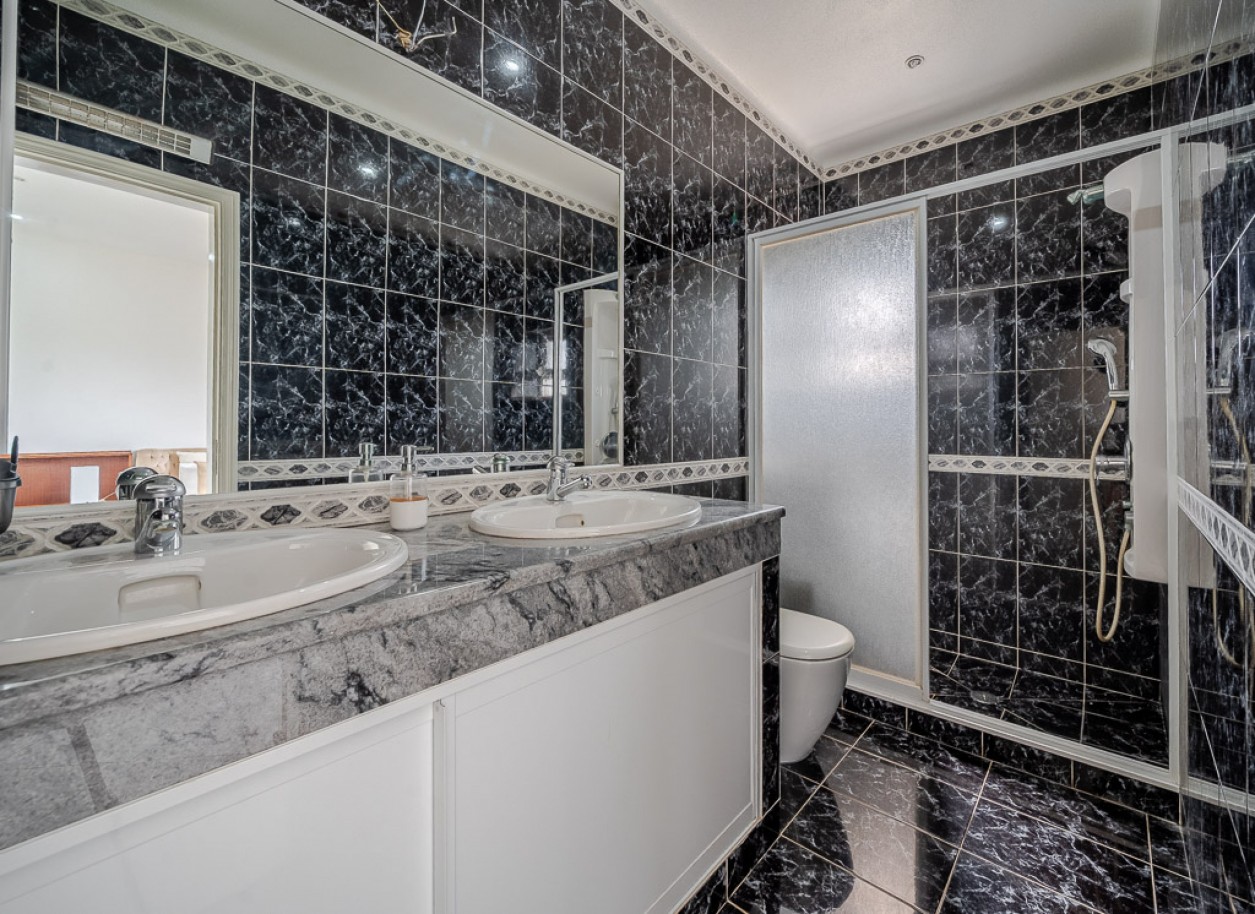 Villa de 5 dormitorios con piscina en venta en Guia, Algarve, Portugal_365268