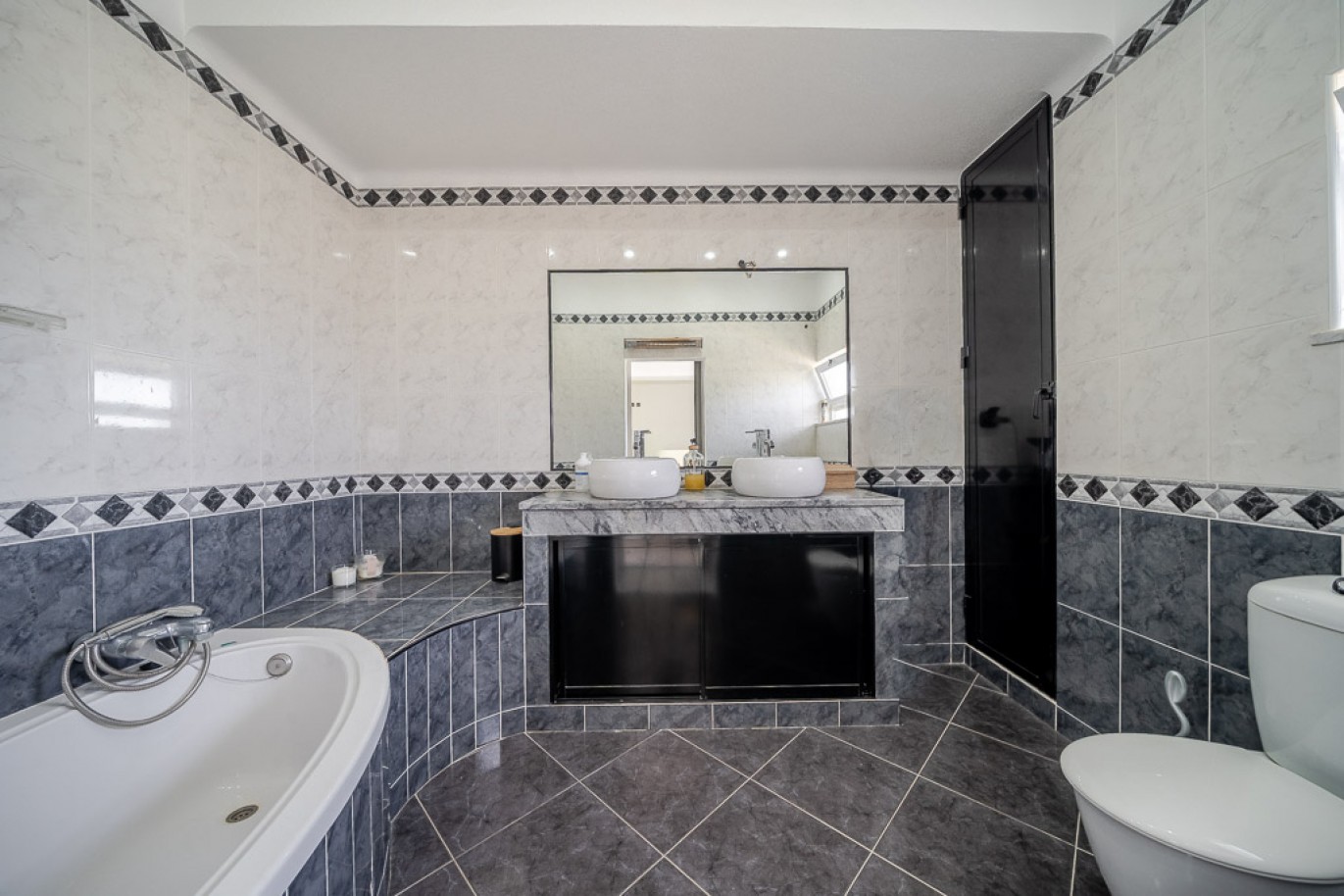 Villa de 5 dormitorios con piscina en venta en Guia, Algarve, Portugal_365273