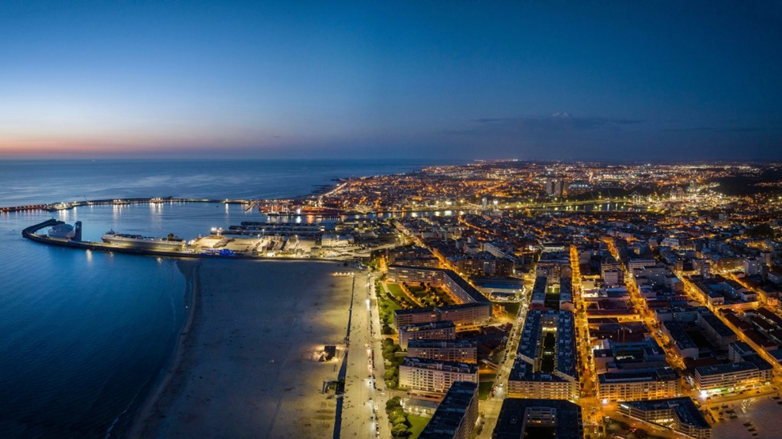 Four bedroom apartment with balcony in Matosinhos Sul, Portugal_365351