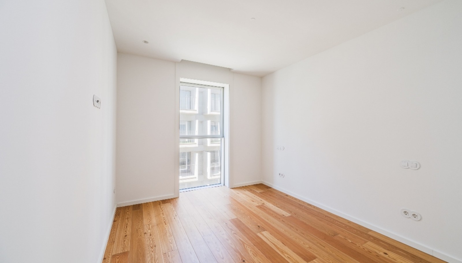 Apartamento T2 com varanda para venda perto da praia em Canidelo_365560