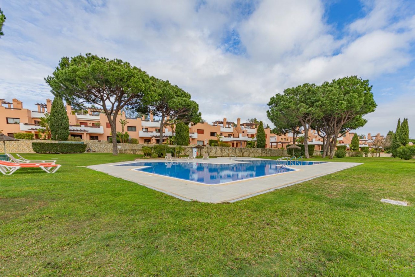 Villa de 4 dormitorios en venta em Quarteira, Algarve, Portugal_365933