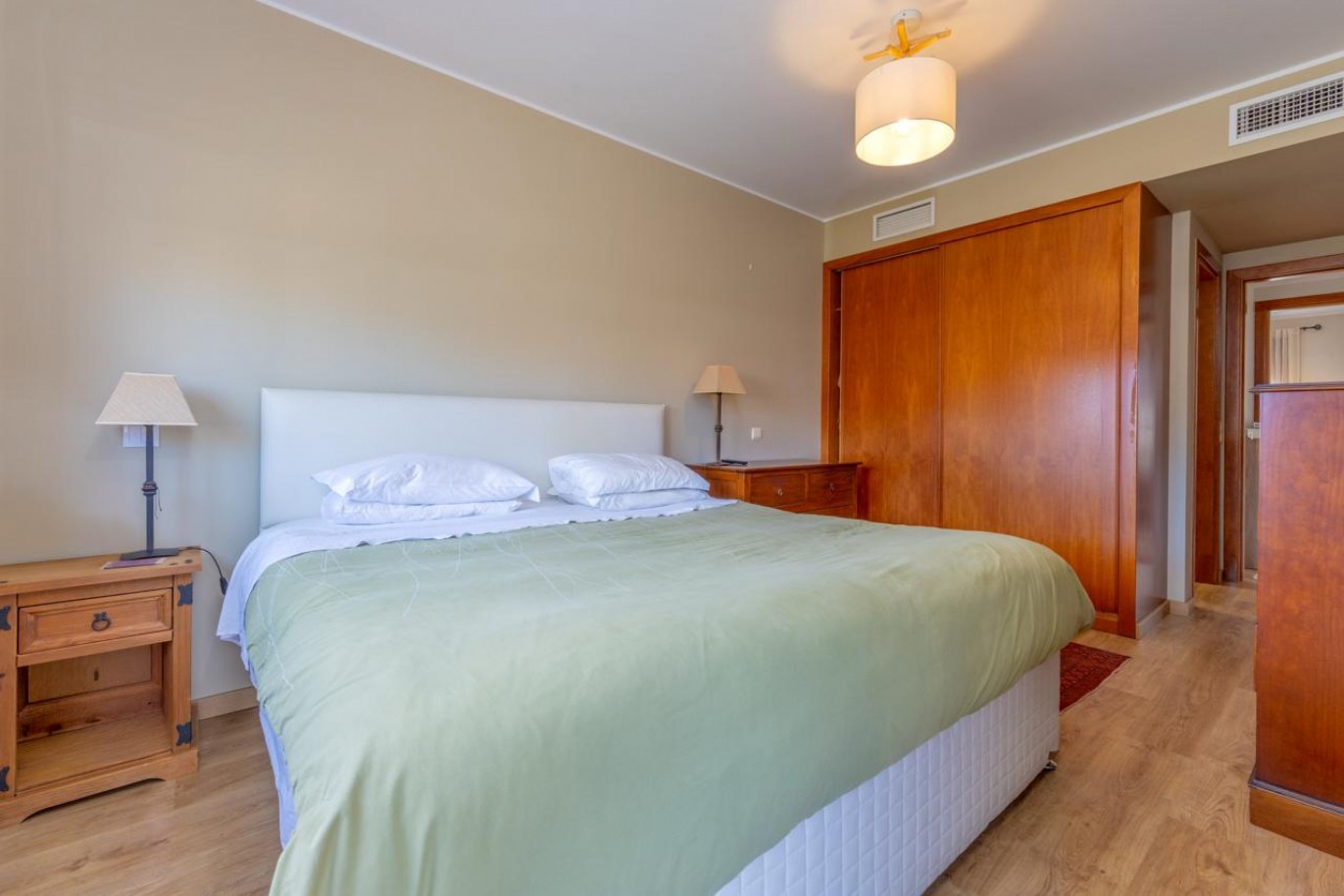 Villa de 4 dormitorios en venta em Quarteira, Algarve, Portugal_365950