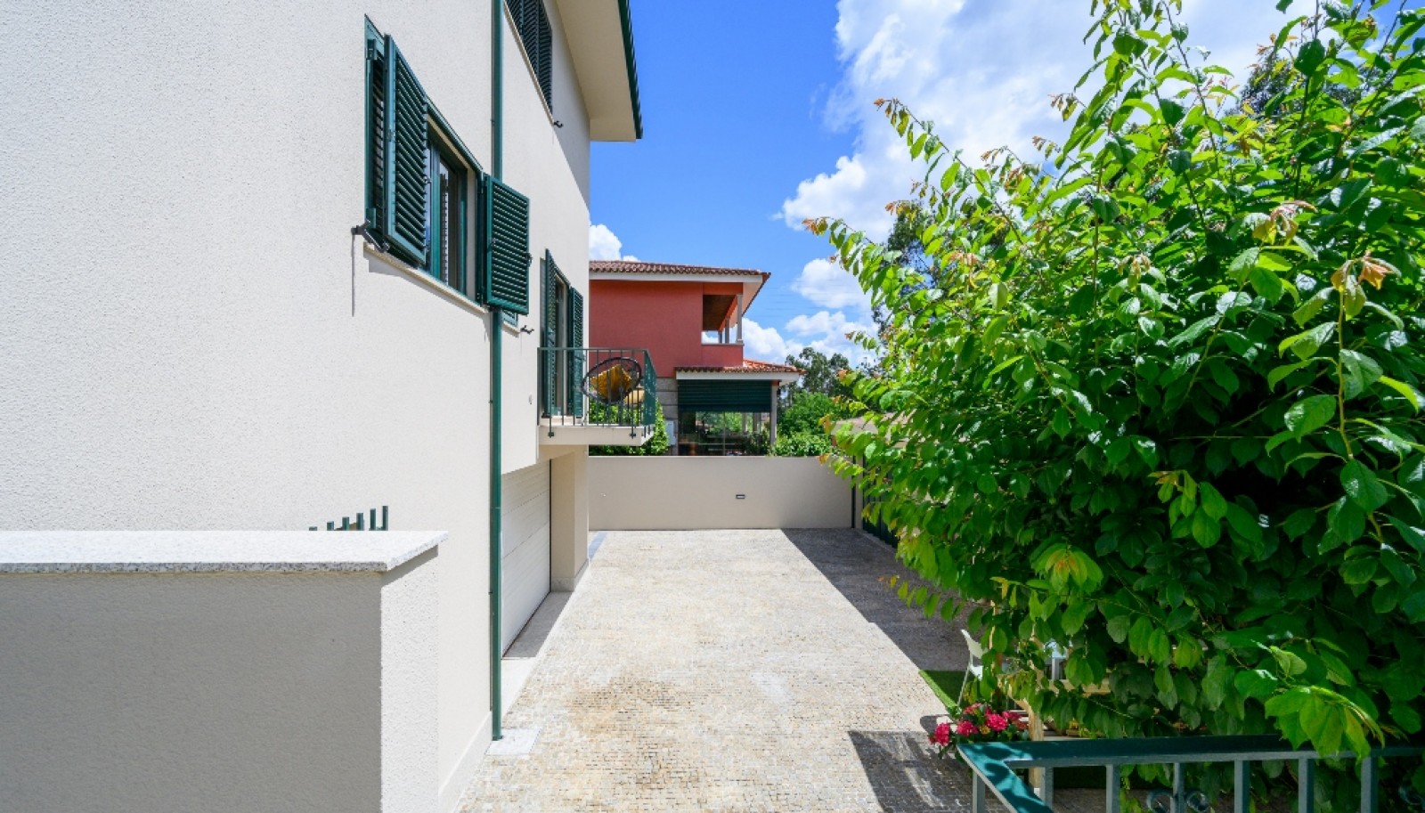 Refurbished four-bedroom villa with garden for sale in Maia_365990