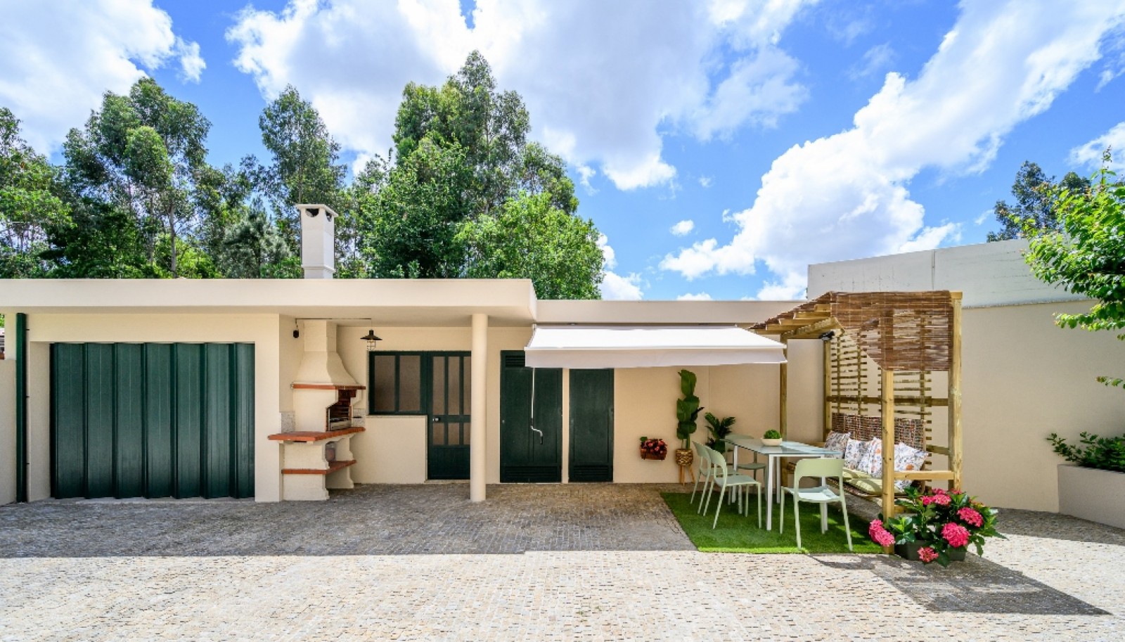 Refurbished four-bedroom villa with garden for sale in Maia_365991
