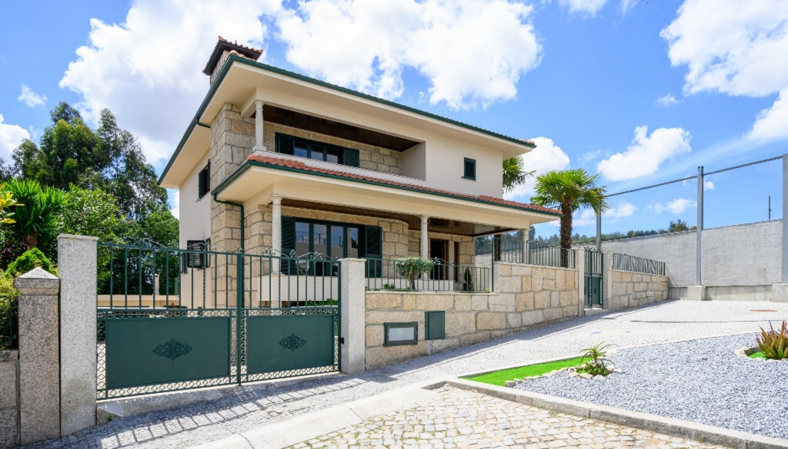 Refurbished four-bedroom villa with garden for sale in Maia_365994