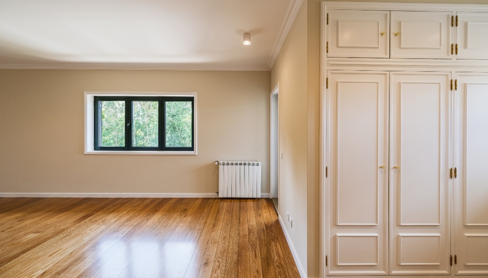 Refurbished four-bedroom villa with garden for sale in Maia_366005