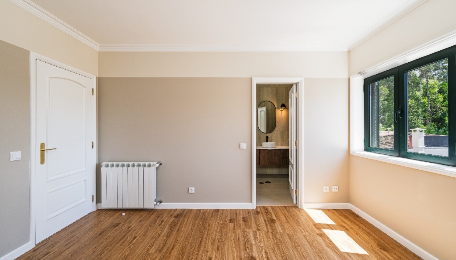 Refurbished four-bedroom villa with garden for sale in Maia_366010