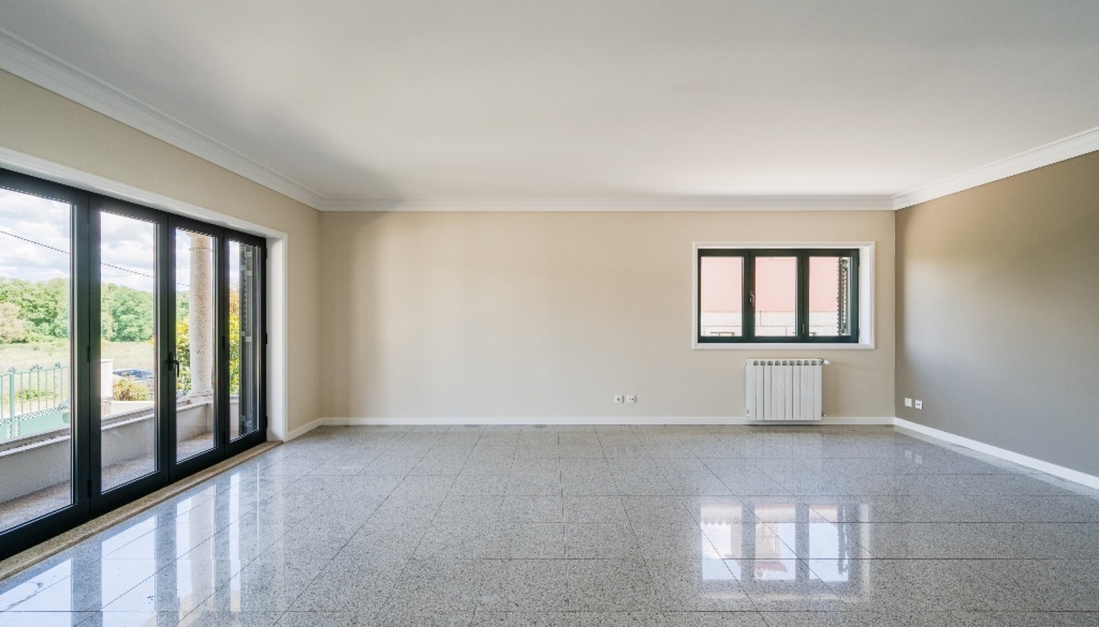 Refurbished four-bedroom villa with garden for sale in Maia_366013