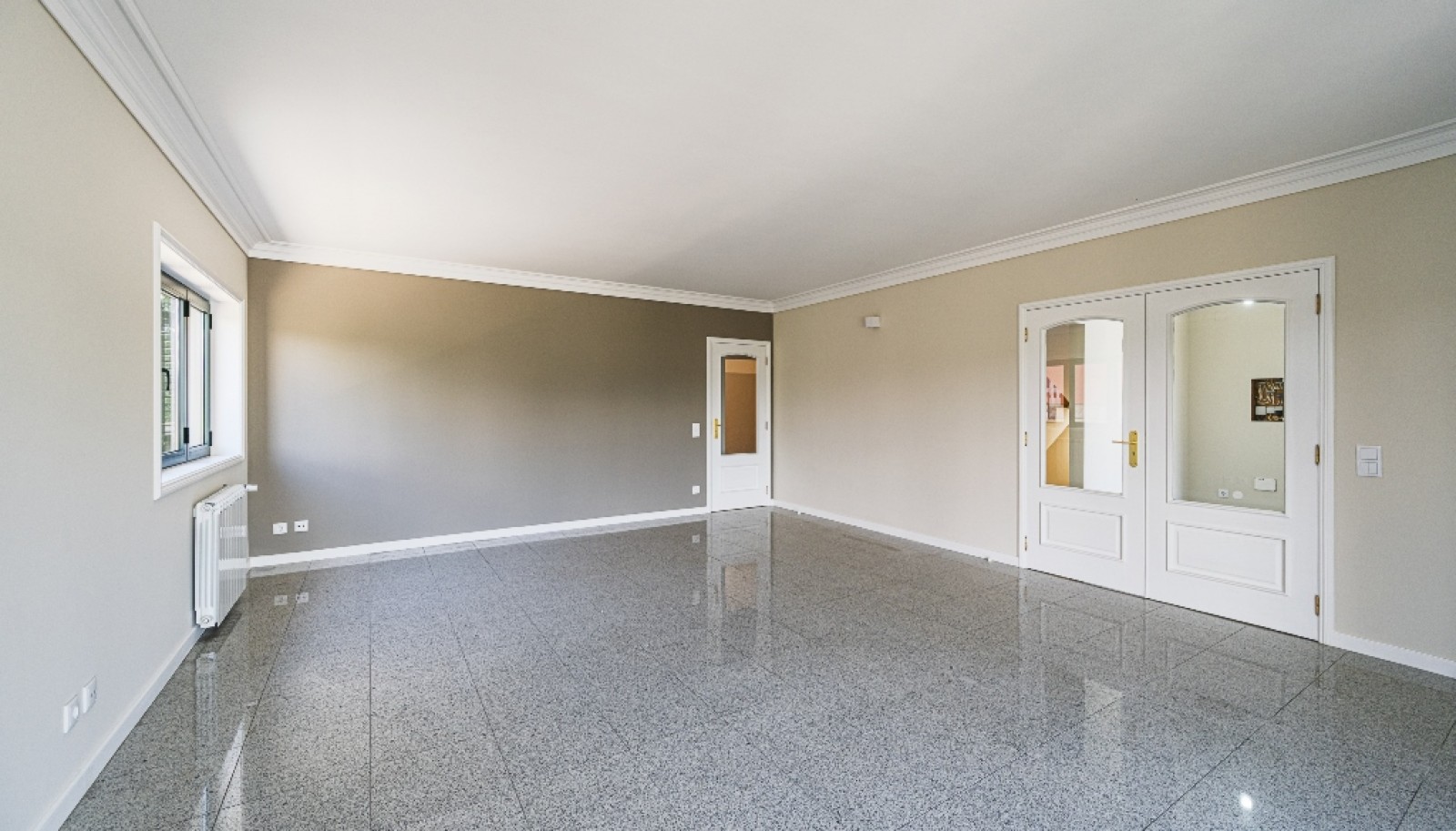 Refurbished four-bedroom villa with garden for sale in Maia_366015
