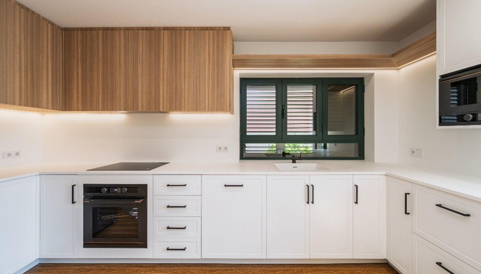 Refurbished four-bedroom villa with garden for sale in Maia_366016