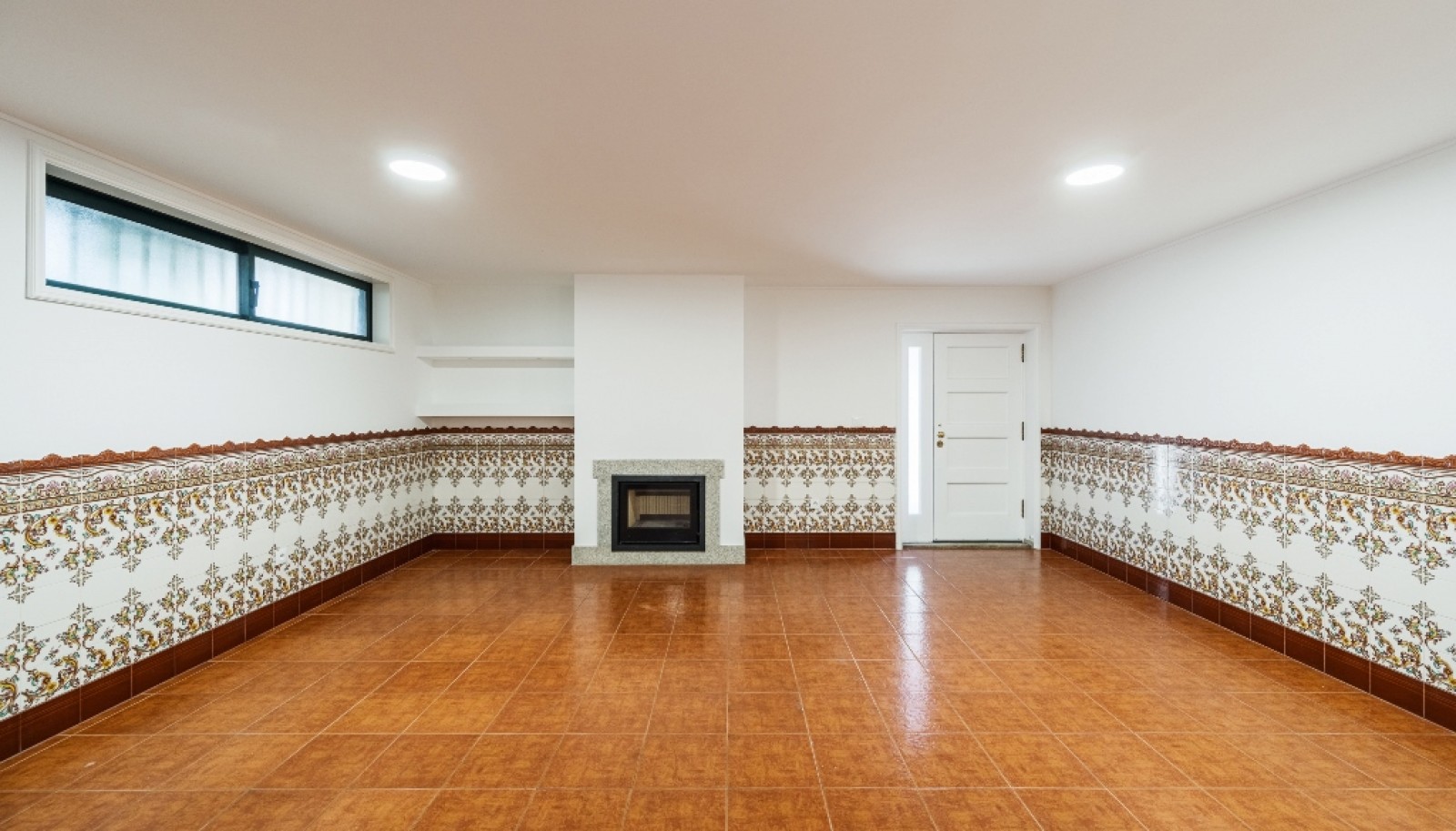 Refurbished four-bedroom villa with garden for sale in Maia_366019