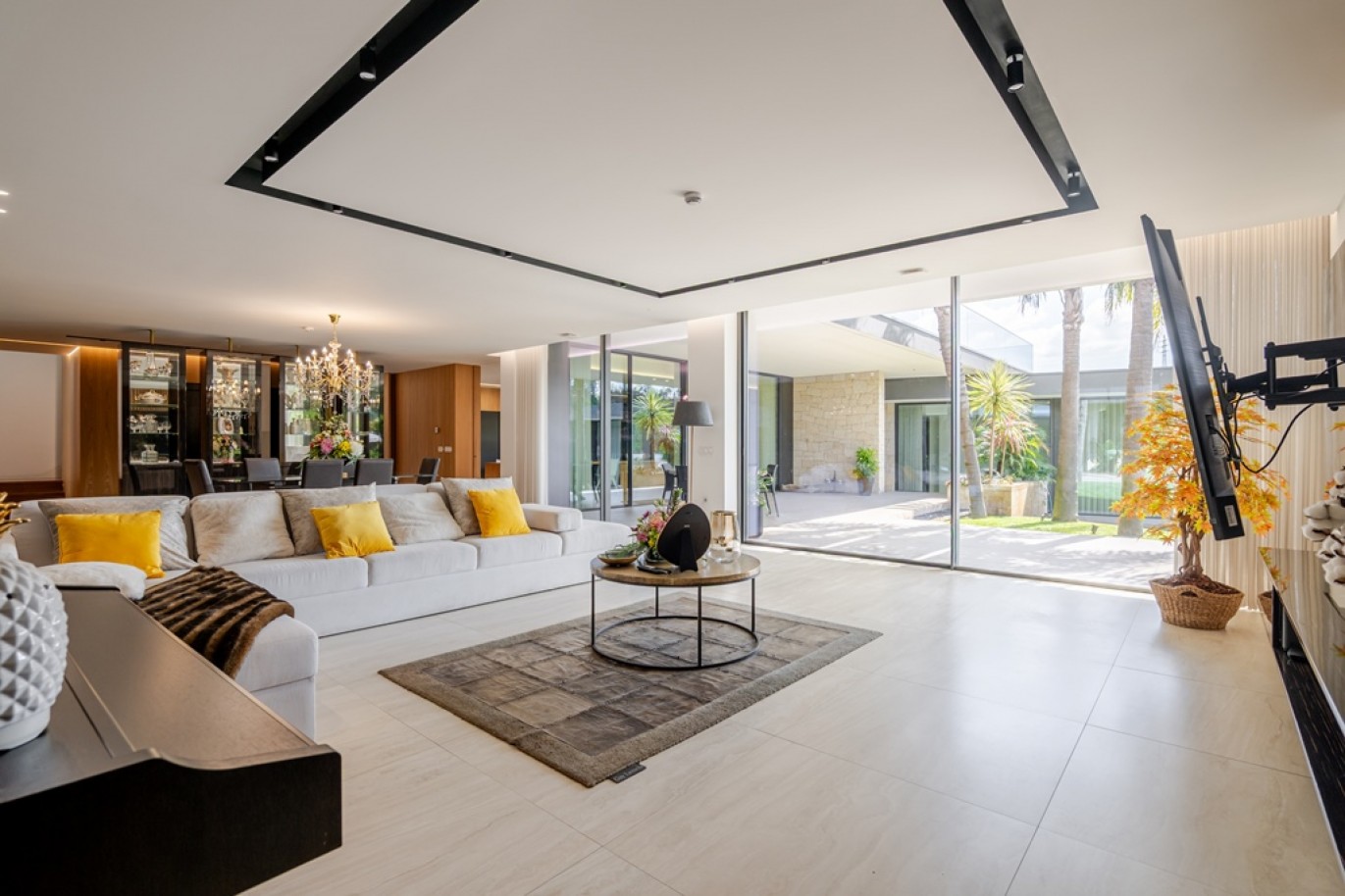 Moradia V5+2 com jardim e piscinas em Vila Nova de Famalicão_366373