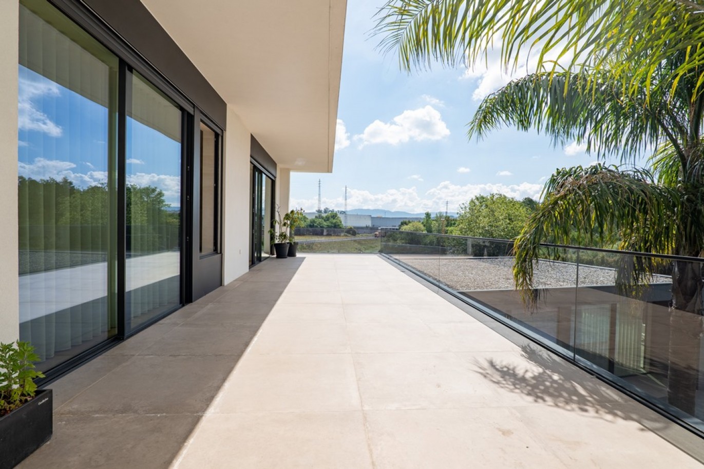 Moradia V5+2 com jardim e piscinas em Vila Nova de Famalicão_366432