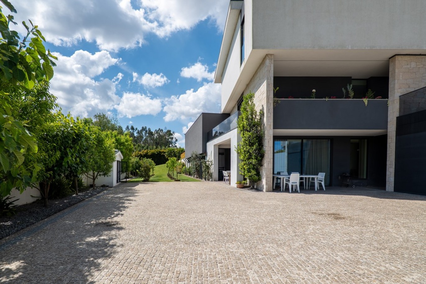 Moradia V5+2 com jardim e piscinas em Vila Nova de Famalicão_366461