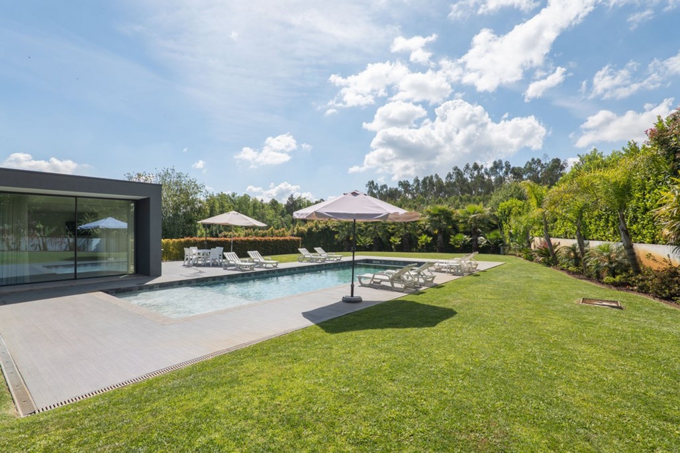 Moradia V5+2 com jardim e piscinas em Vila Nova de Famalicão_366472