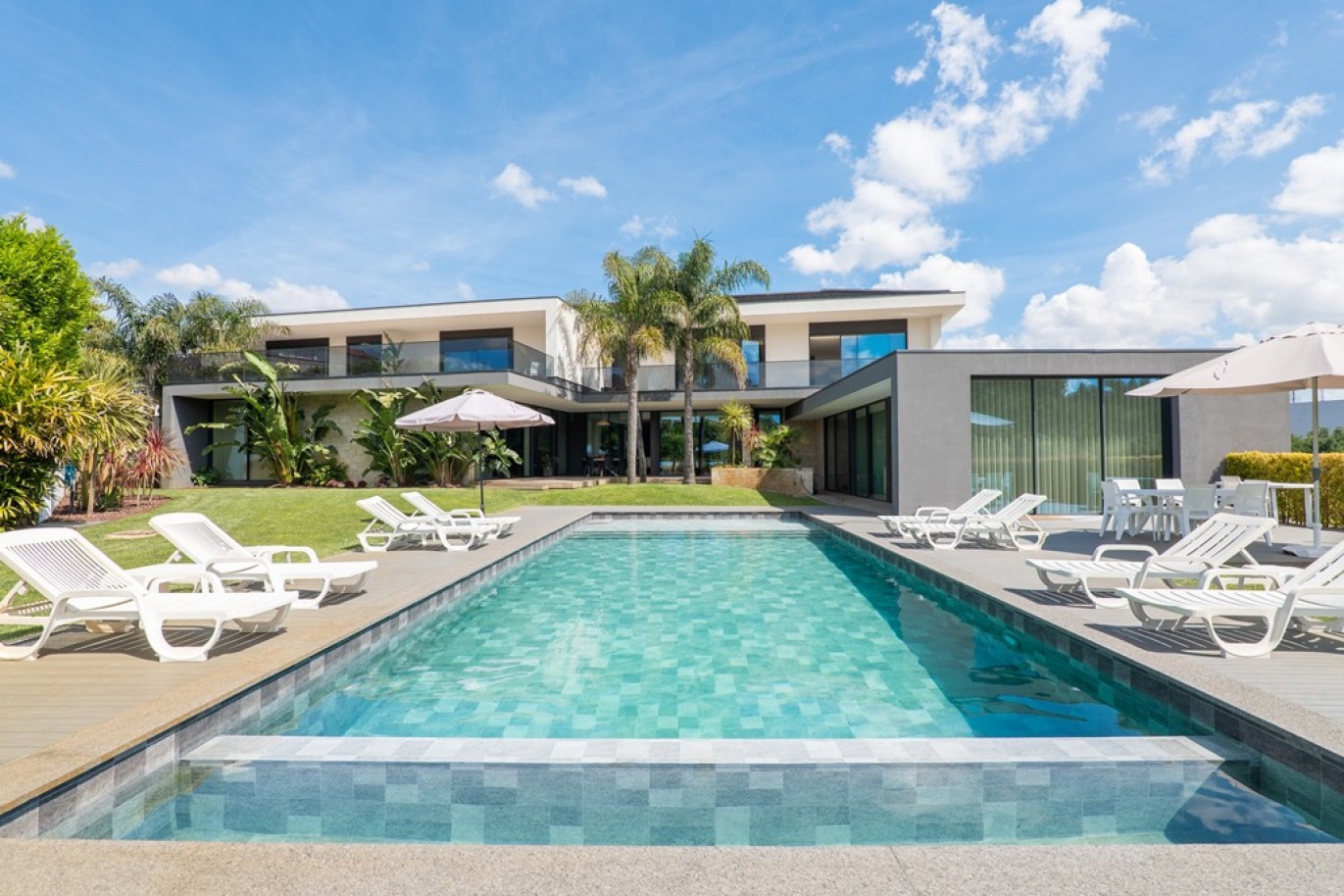 Moradia V5+2 com jardim e piscinas em Vila Nova de Famalicão_366478