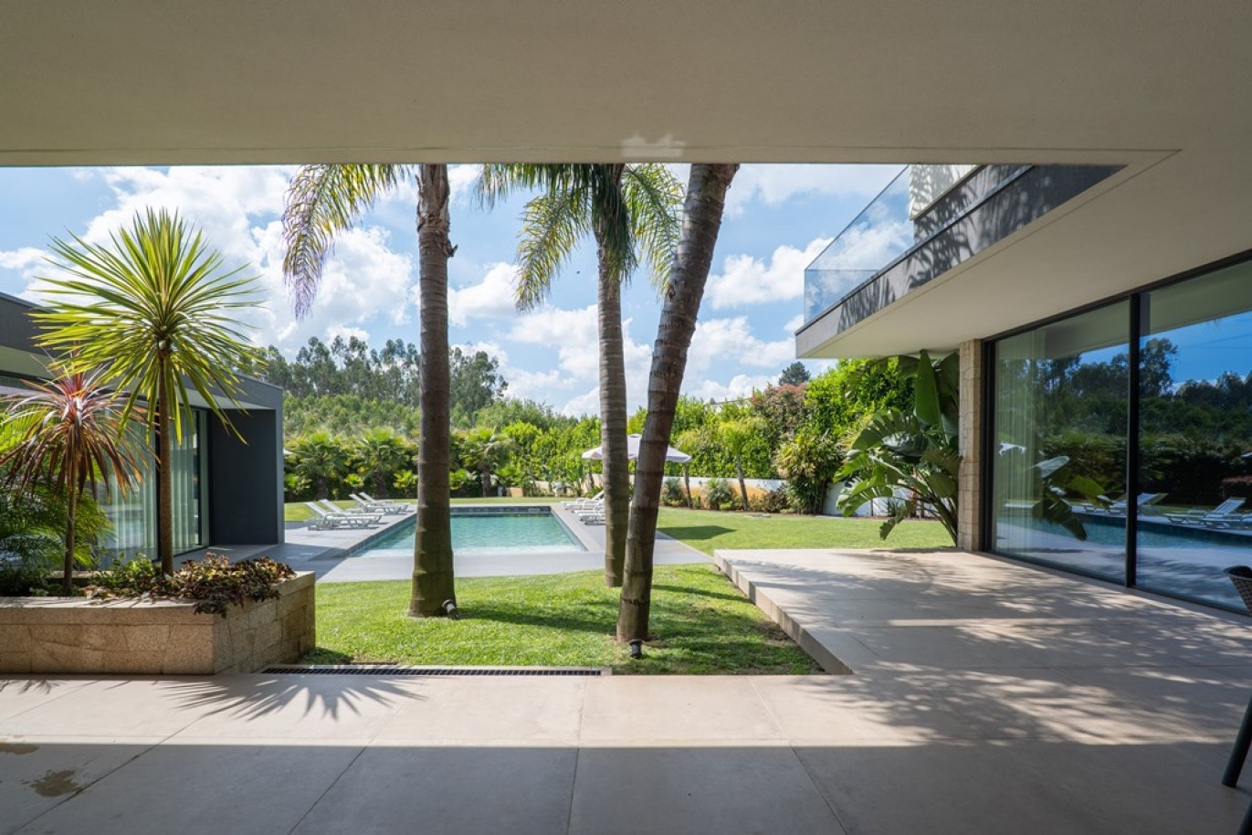 Moradia V5+2 com jardim e piscinas em Vila Nova de Famalicão_366480