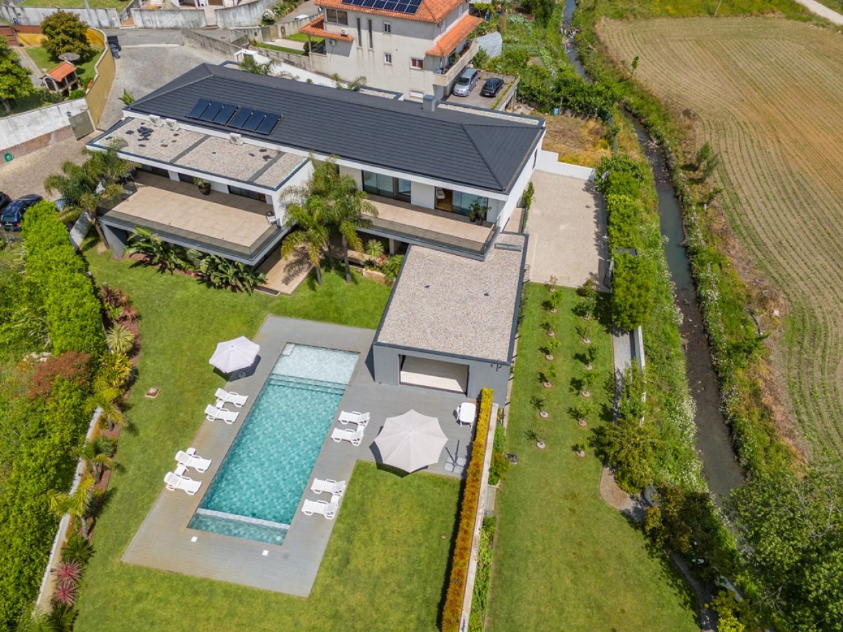 Moradia V5+2 com jardim e piscinas em Vila Nova de Famalicão_366492