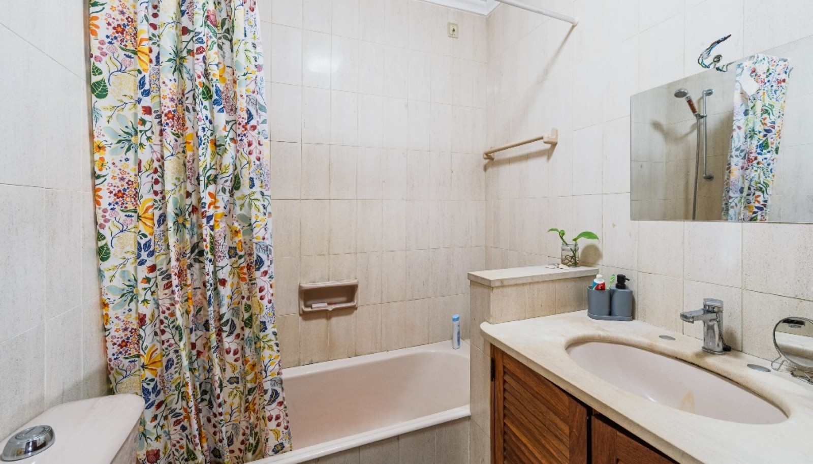 Piso de 3 habitaciones con balcón en venta Leça da Palmeira, Portugal_366949