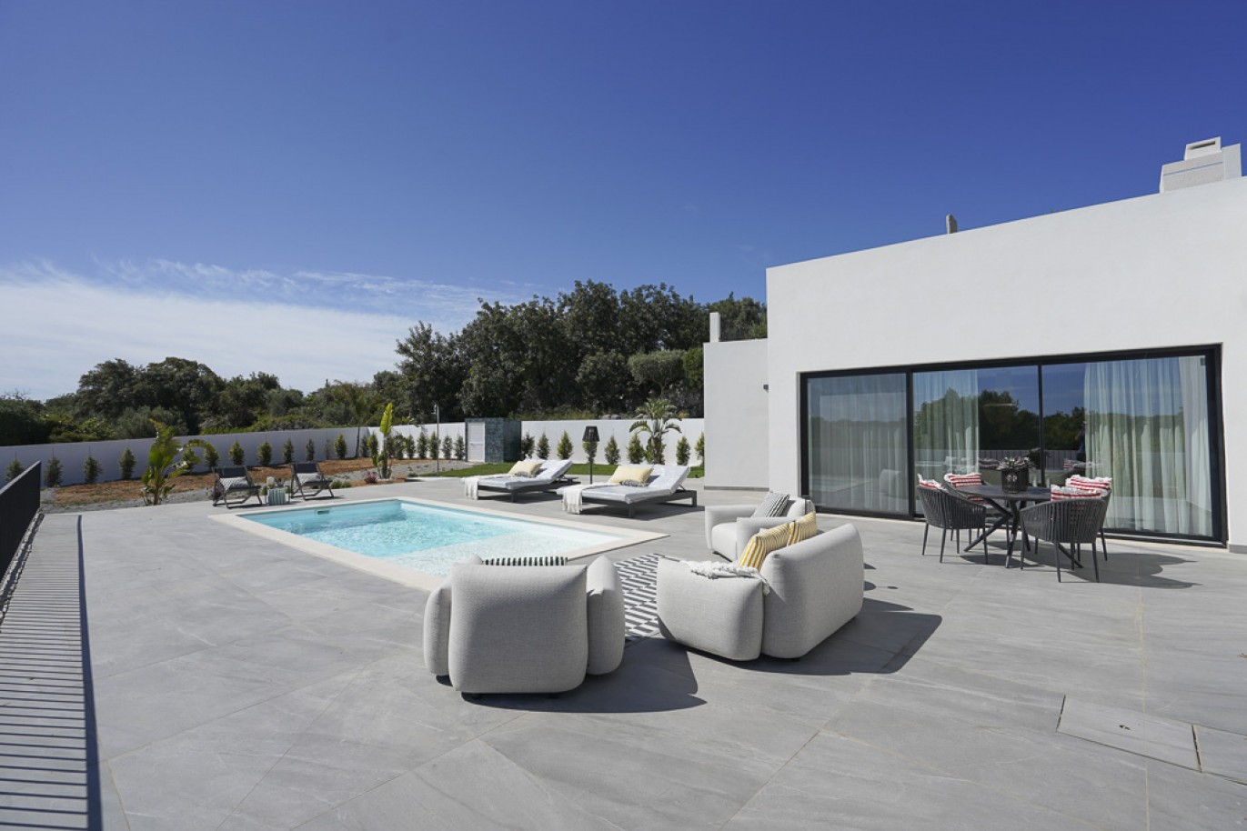 Moradia V4 térrea com piscina, à venda na Fuseta, Algarve_367837