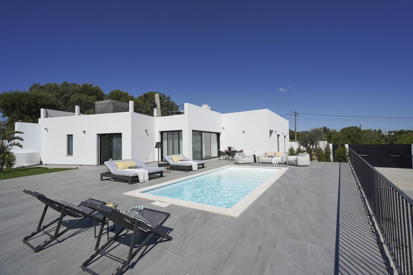 Moradia V4 térrea com piscina, à venda na Fuseta, Algarve_367840