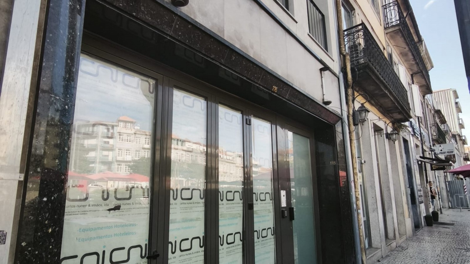 Loja à venda na Praça dos Poveiros na baixa do Porto_367938