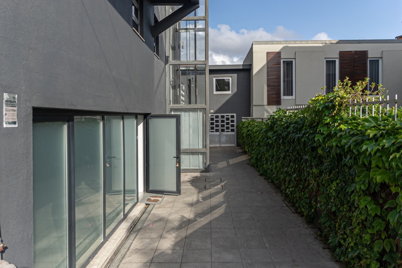 Moradia V4 com jardim para arrendamento no Porto_367985