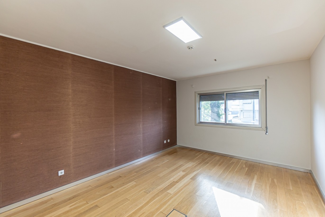 Moradia V4 com jardim para arrendamento no Porto_367996