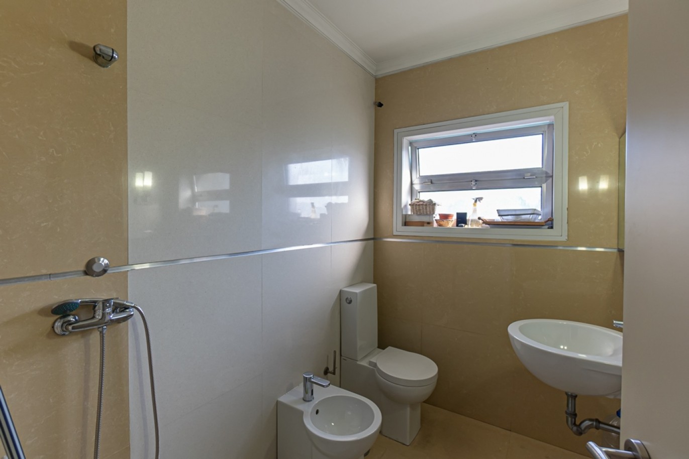 Moradia V4 com jardim para arrendamento no Porto_368000