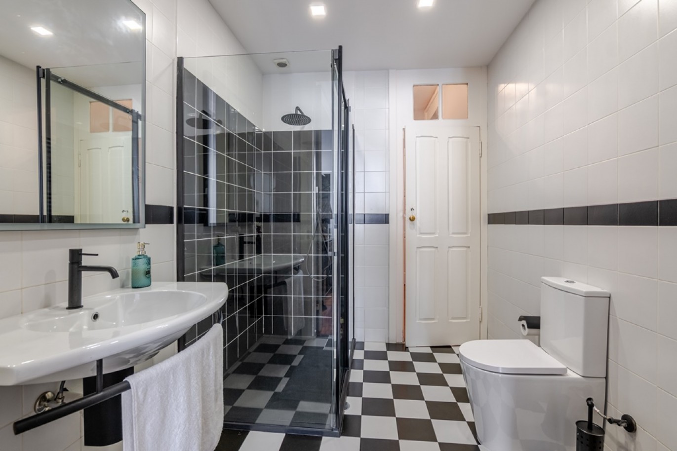 Newly renovated 5-bedroom villa with garden for sale in Porto, Portugal_368212