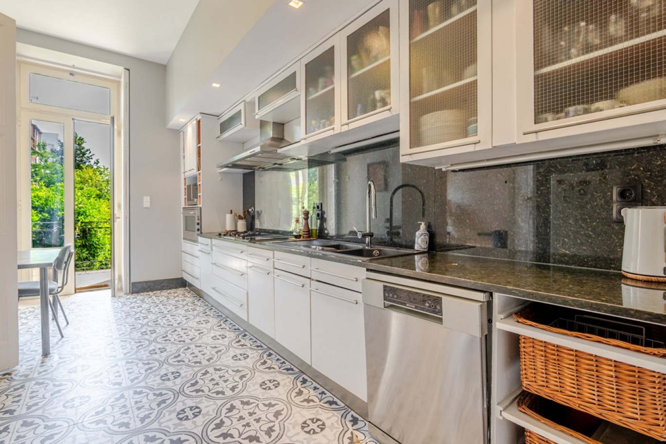 Newly renovated 5-bedroom villa with garden for sale in Porto, Portugal_368231
