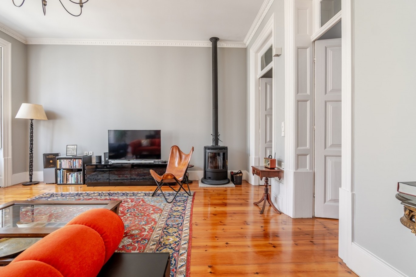 Newly renovated 5-bedroom villa with garden for sale in Porto, Portugal_368235